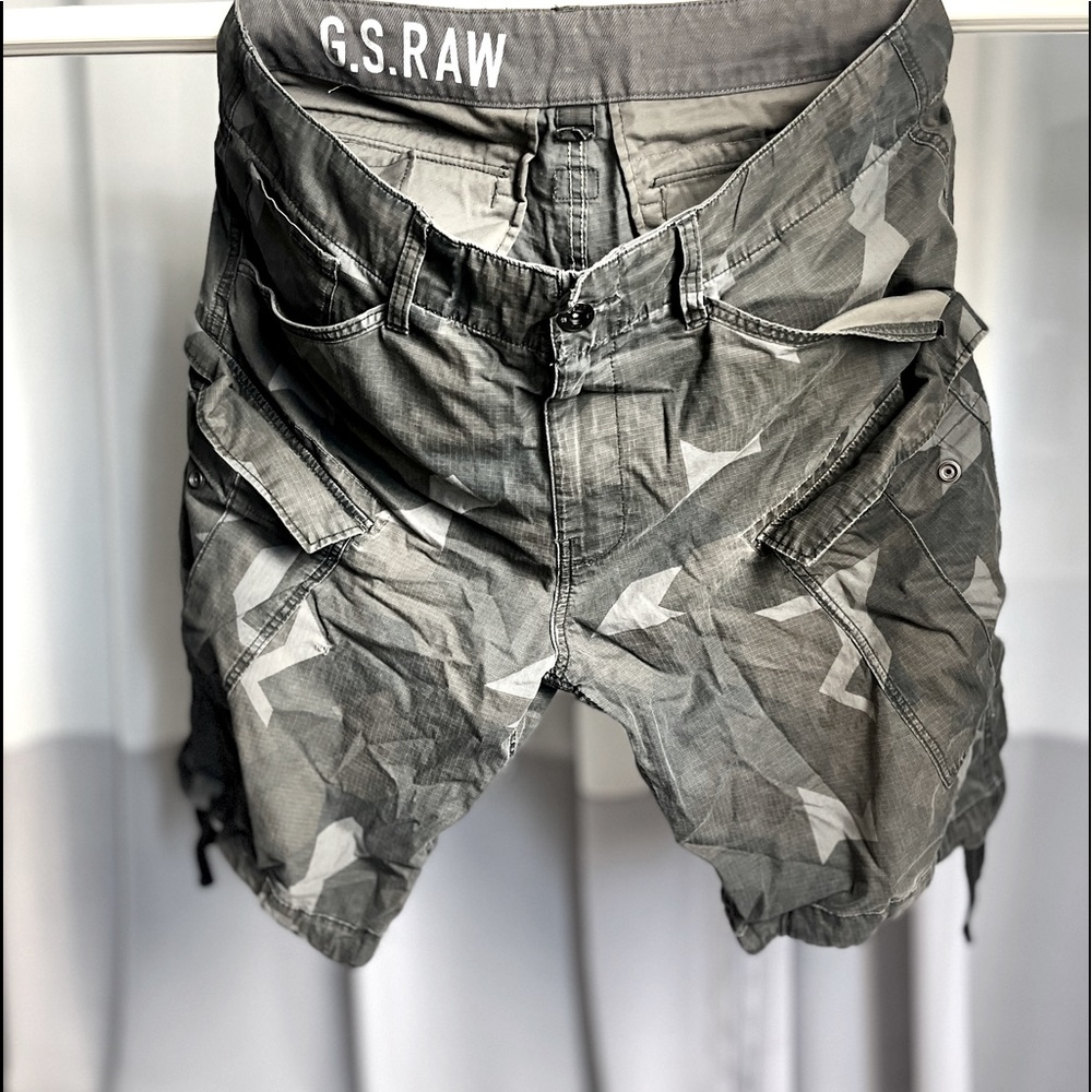 Mens G-Star grey camo shorts. 34